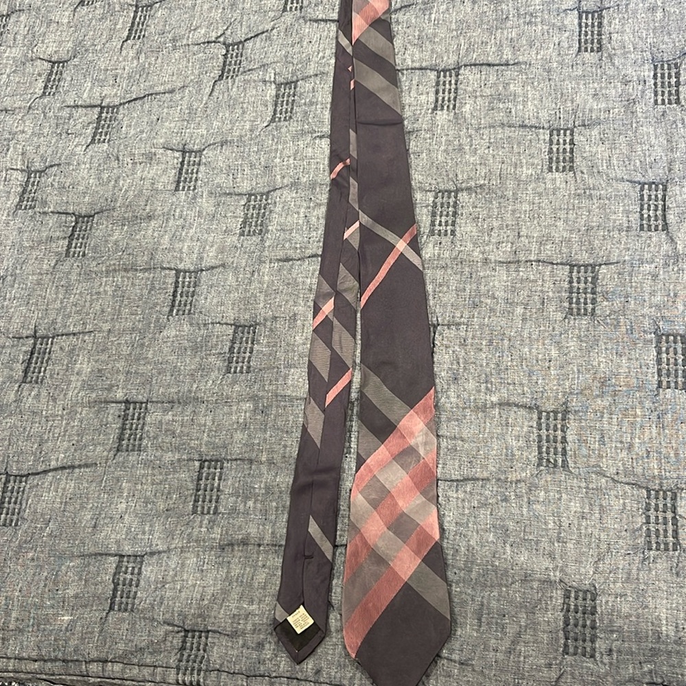 Tie Burberry , 100 silk good condition